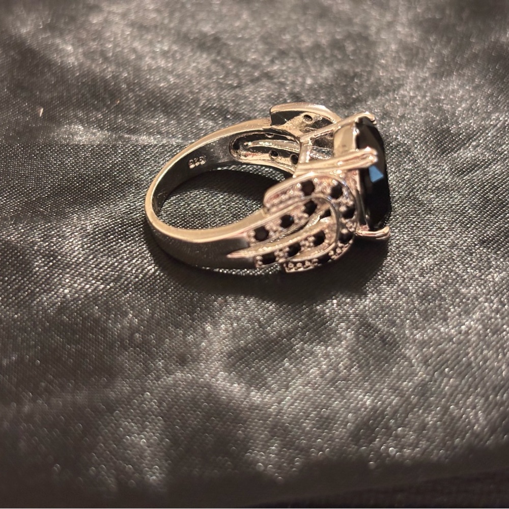 Elegant Silver and Black Gemstone Ring